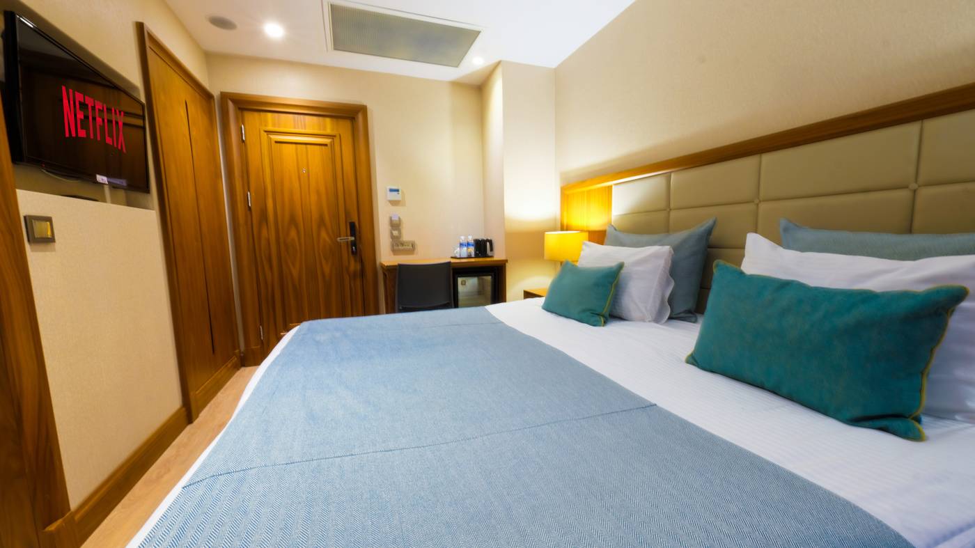 Endless-Art-Hotel-Room-23