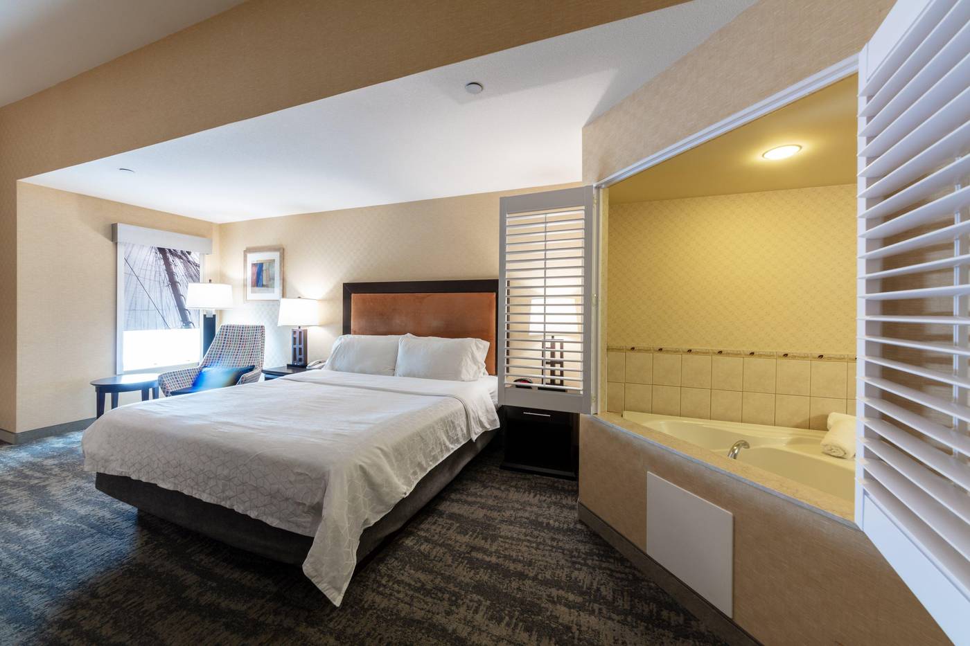 Holiday-Inn-Express---Suites-Riverport-Room-20