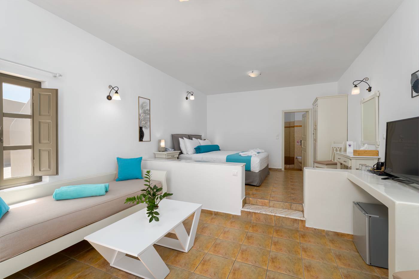 En-Plo-Boutique-Suites---Oia-Santorini-Room-30
