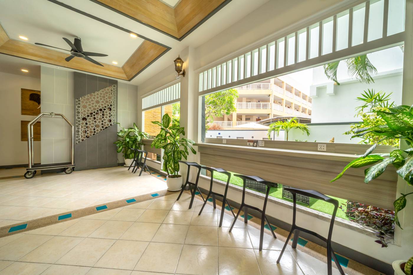 LA-Vintage-Resort--Former-Poppa-Palace--Lobby-64