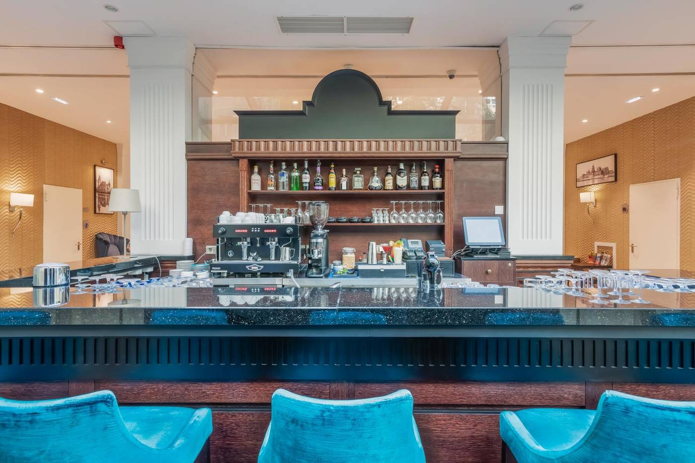 Eurostars-Danube-Budapest-Bar-15