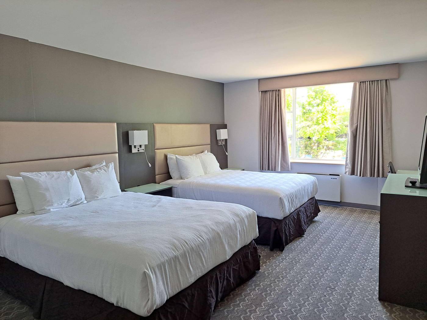 Best-Western-Plus-Vancouver-Airport-Hotel-Room-25