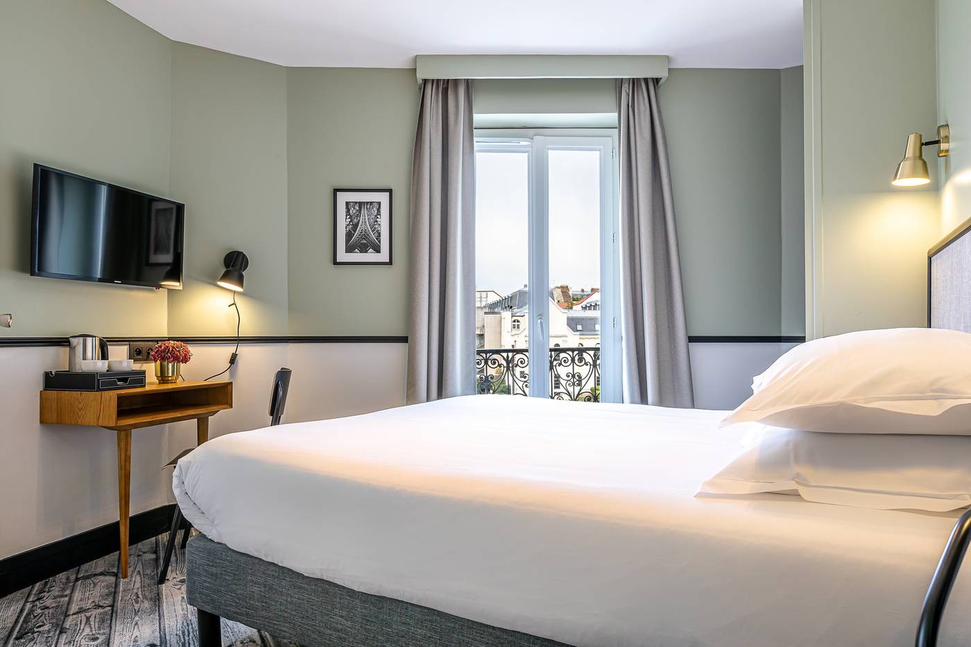 At-Gare-du-Nord-Room-21