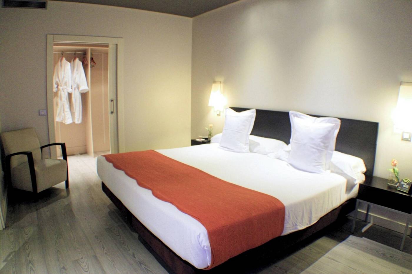 Suites-Viena-Plaza-de-Espa----a-Room-18