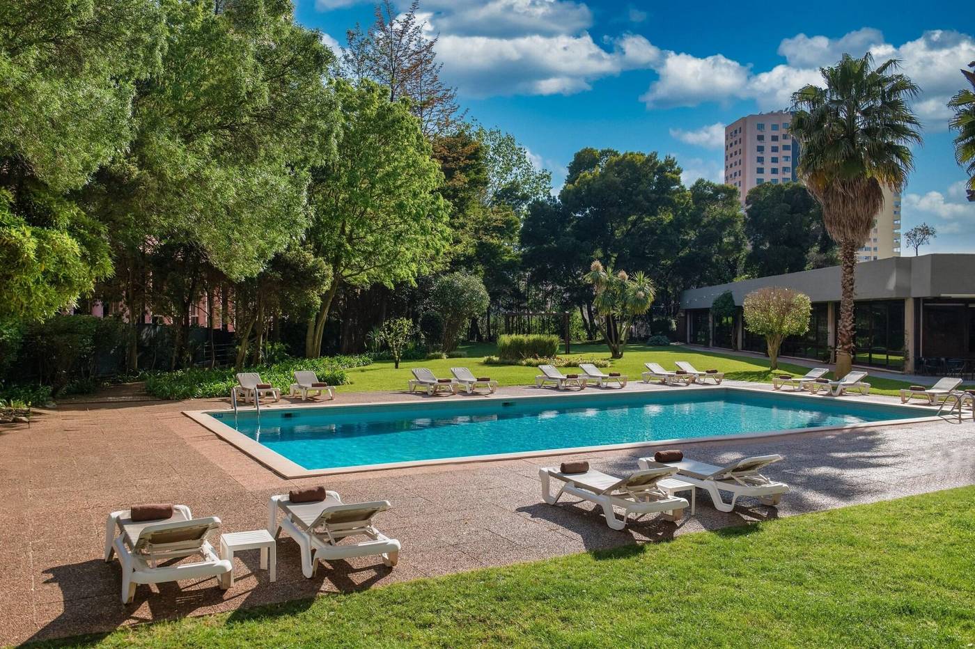 Marriott-Hotel-Lisbon-Pool-69