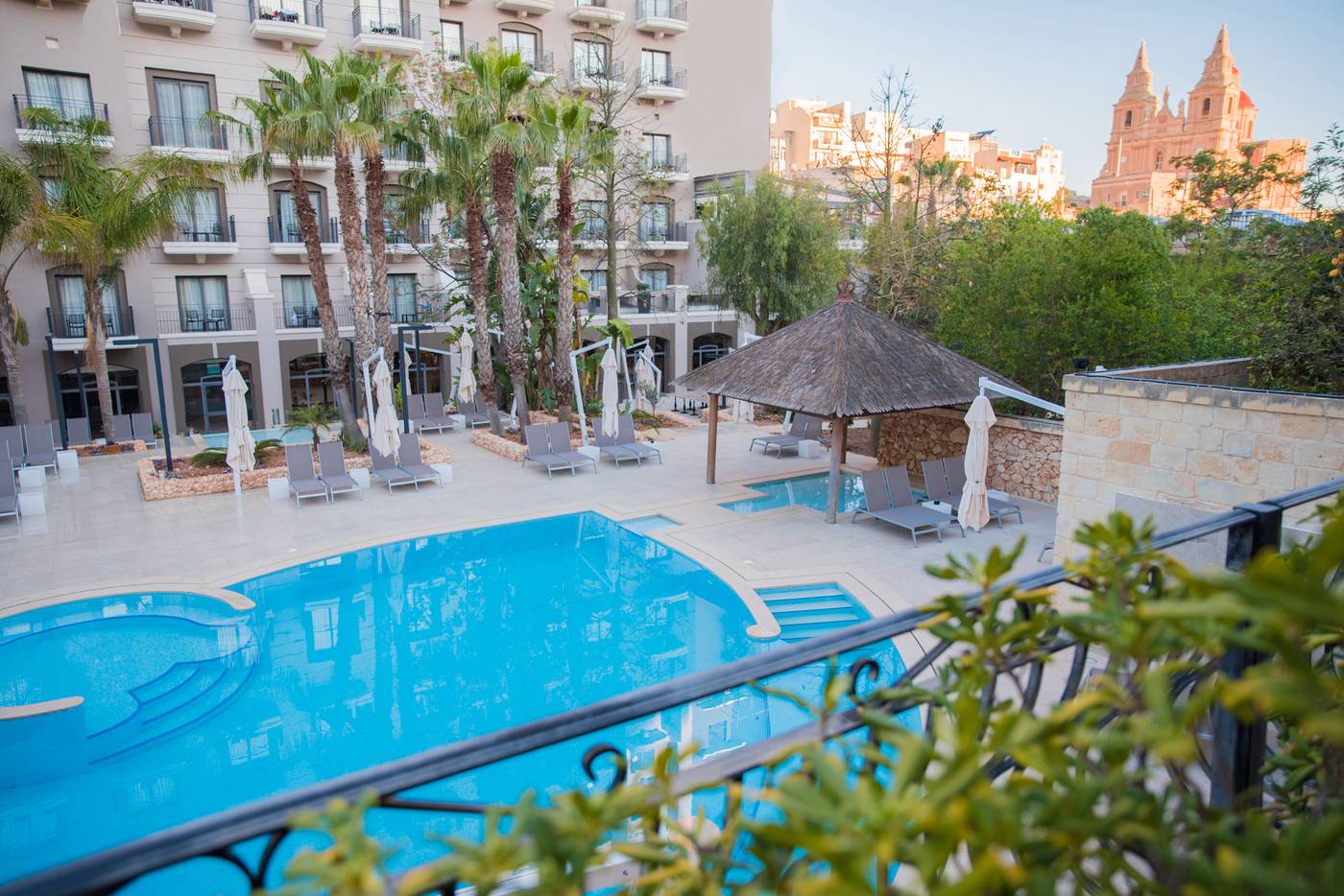 Maritim-Antonine-Hotel---Spa-Pool-1