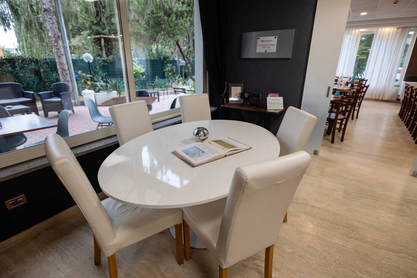 Scheppers-Hotel-Lobby-13