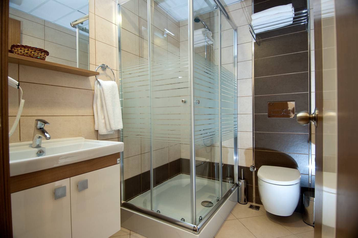 Supreme-Hotel-Room-27