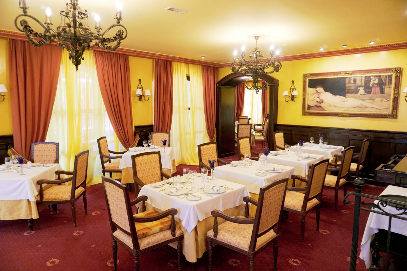 Europe-Villa-Cortes-Restaurant-57