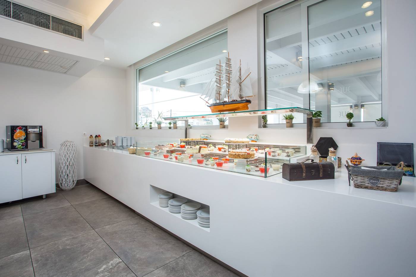 Lindos-White-Hotel---Suites-Restaurant-47