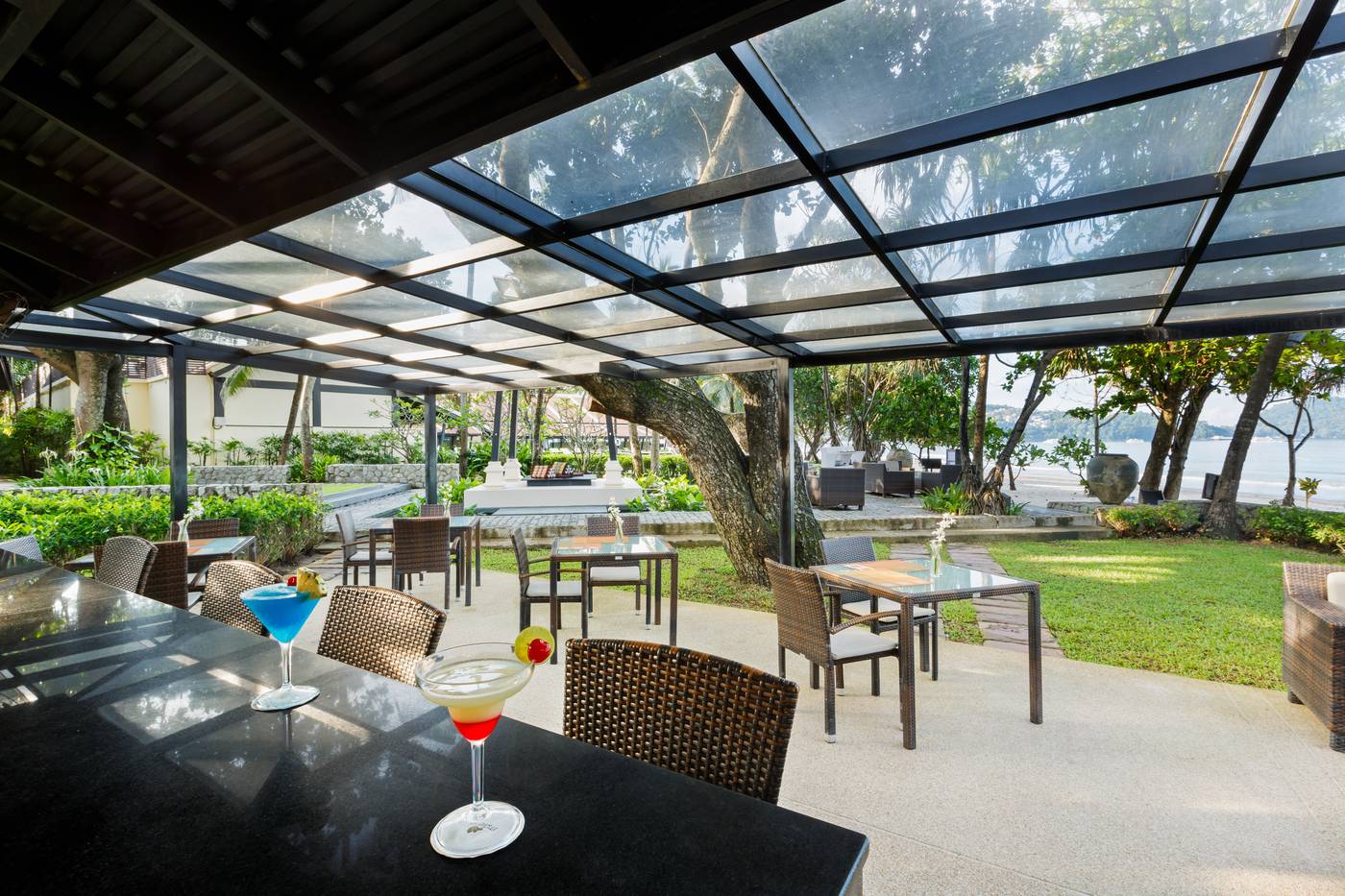 Impiana-Resort-Patong-Phuket-Bar-11
