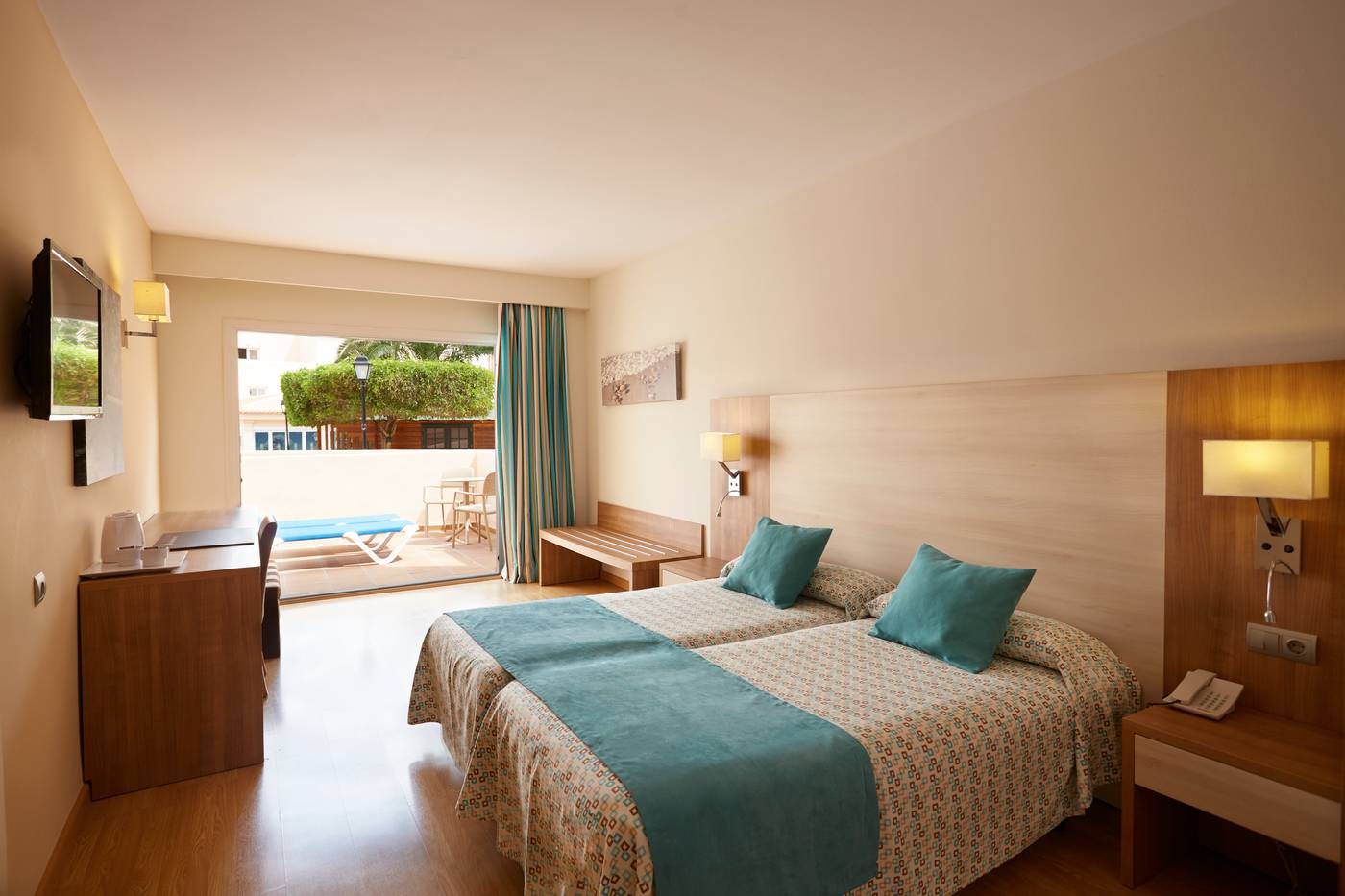 Invisa-Figueral-Resort---Cala-Blanca-Room-21