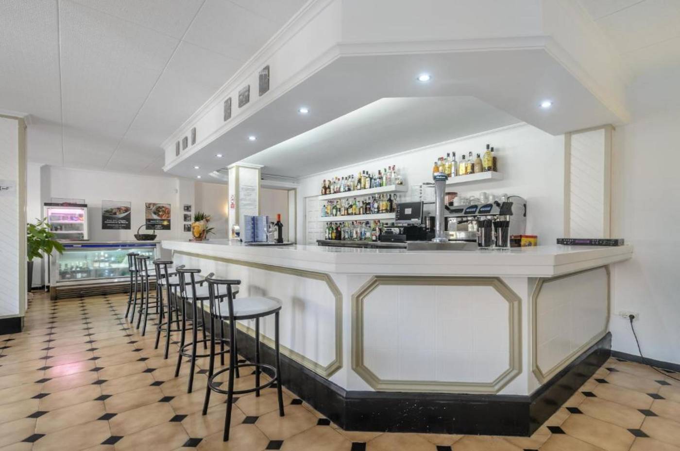 Apartamentos-San-Antonio-Beach-Bar-32