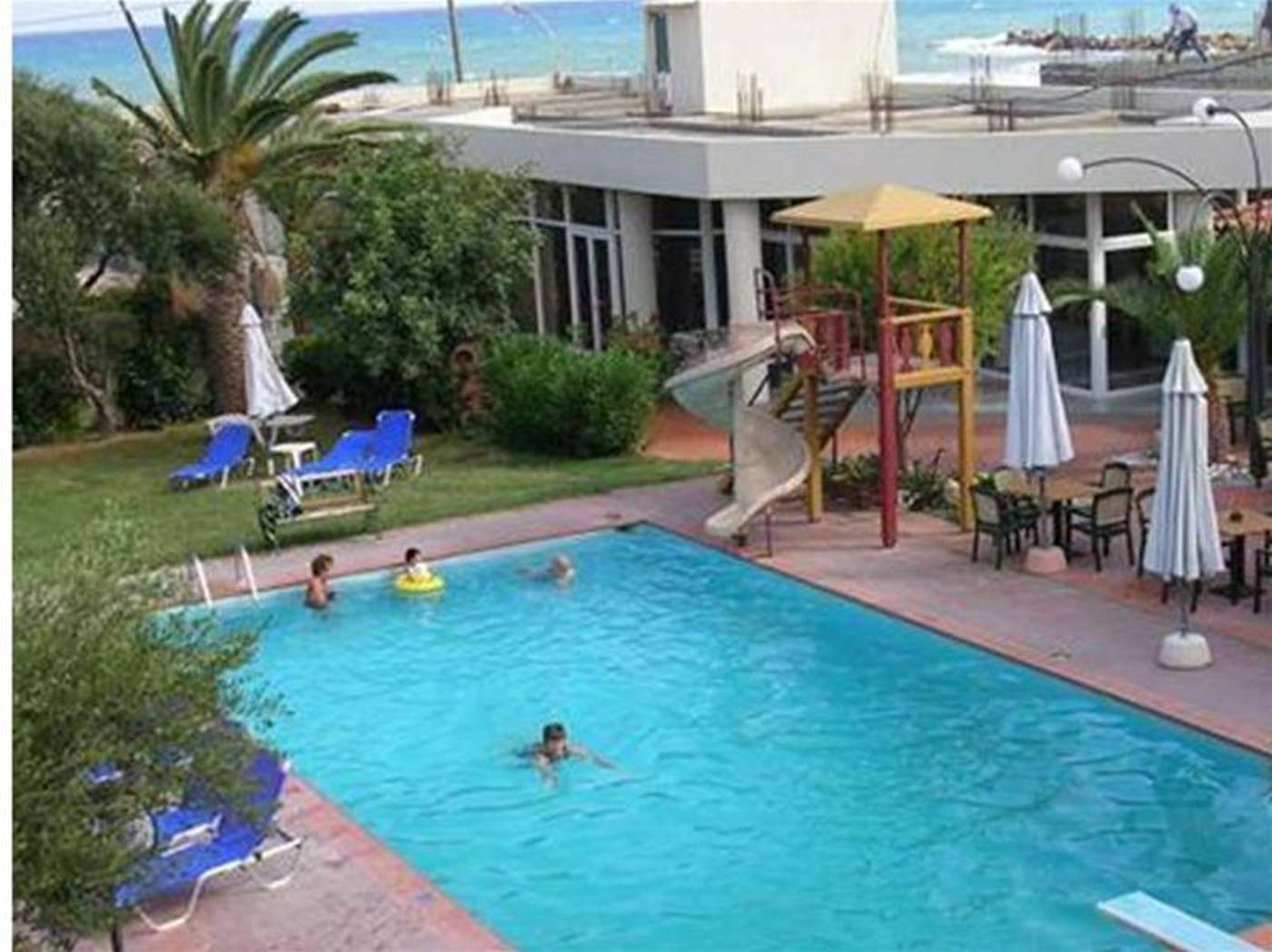 Kritzas-Beach---Bungalows-Pool-10