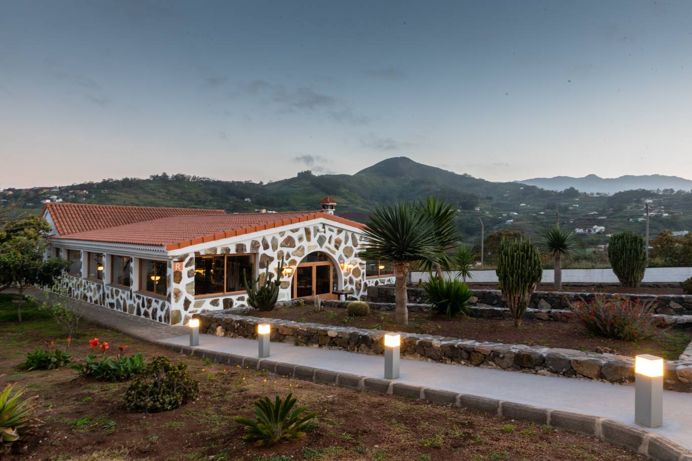 Melva-suite-hotel-Restaurant-1