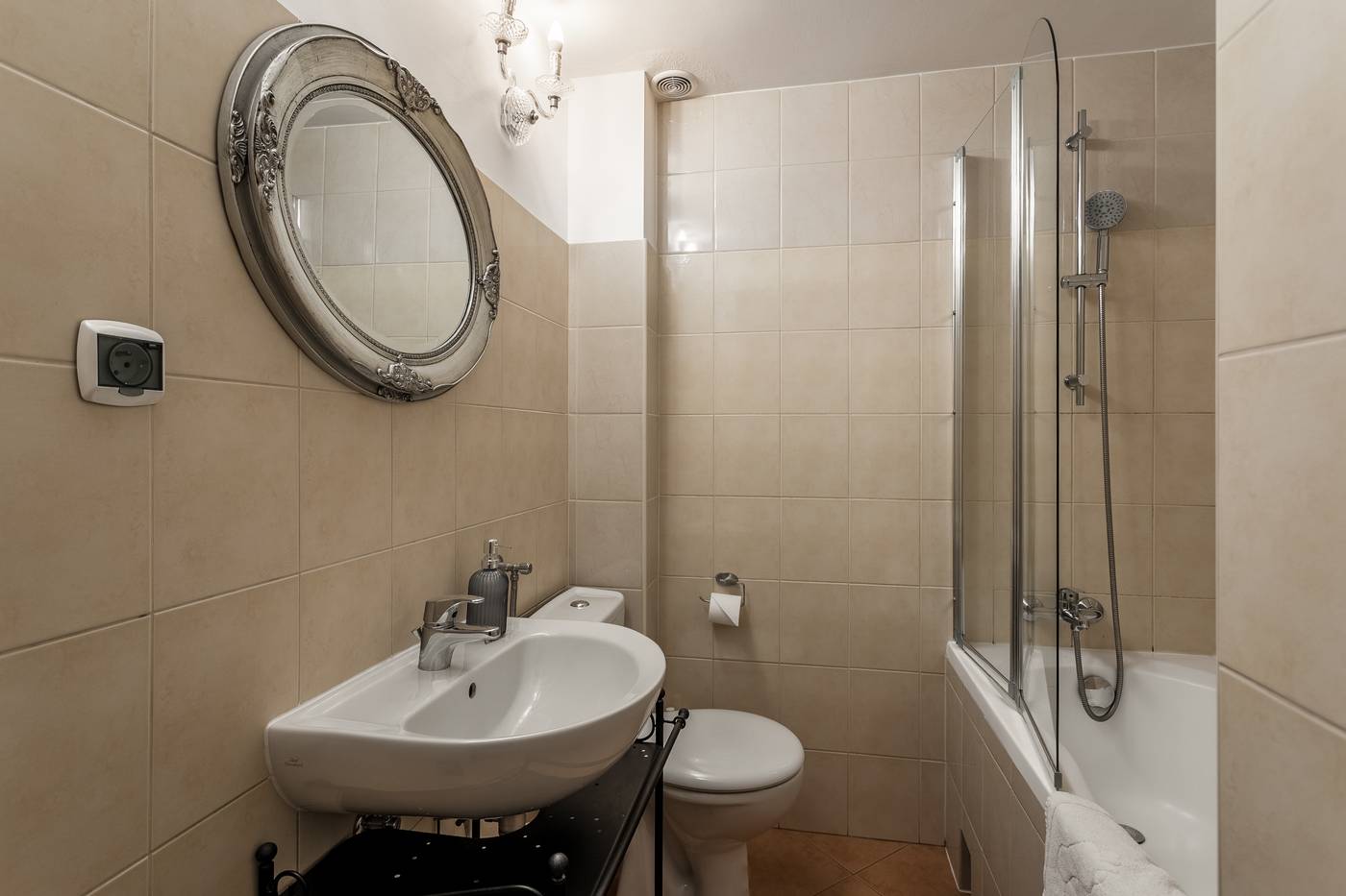 The-Spiski-Palace-Apartments-Room-48