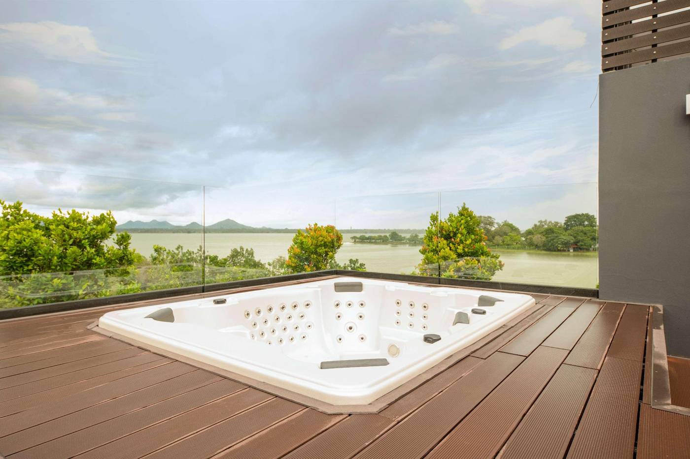 DoubleTree-by-Hilton-Weerawila-Rajawarna-Resort-Room-8