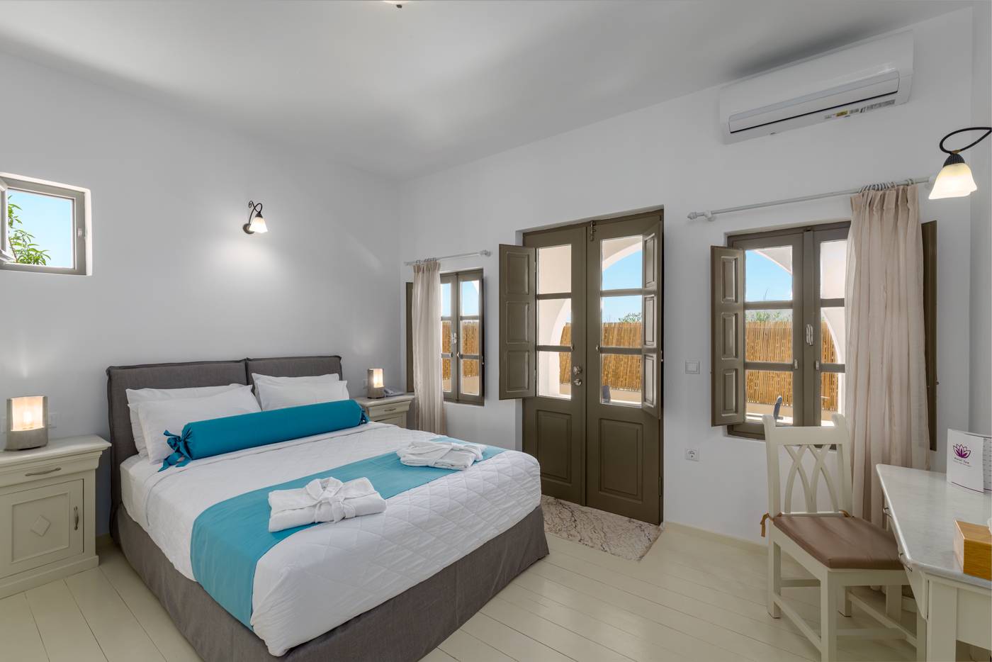 En-Plo-Boutique-Suites---Oia-Santorini-Room-35