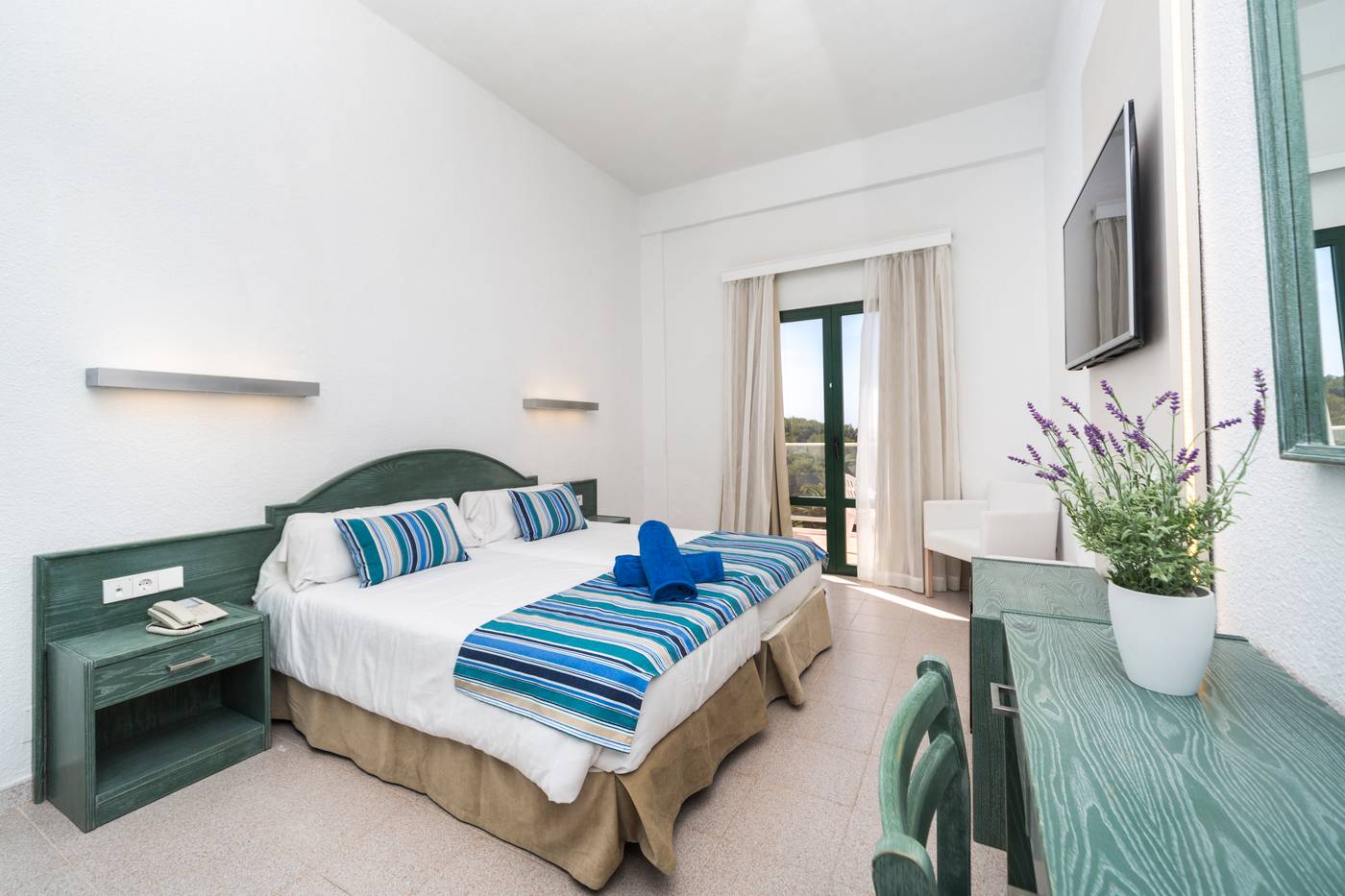 Globales-Cala------n-Blanes-Room-16