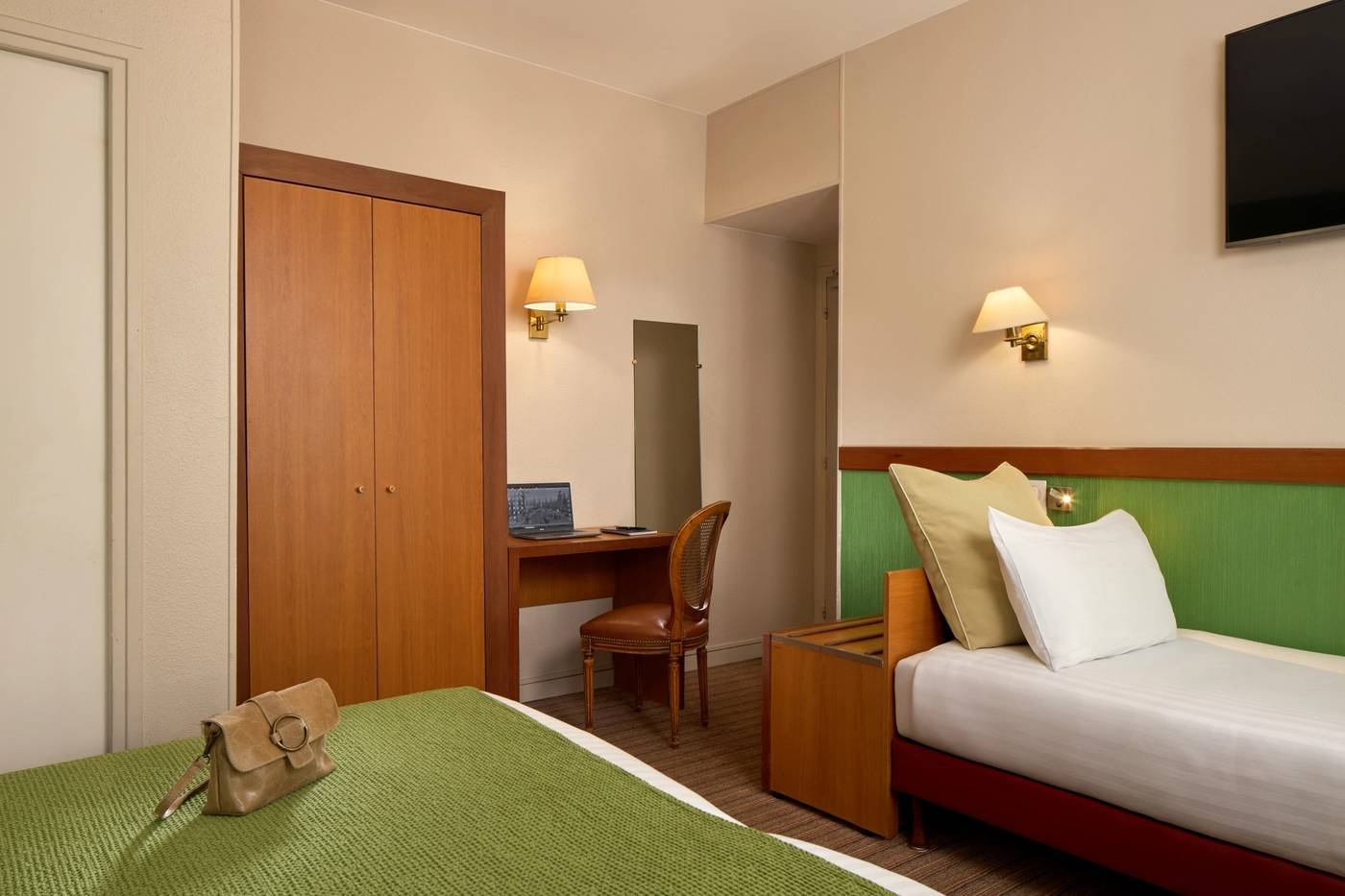 Best-Western-Tour-Eiffel-Invalides-Room-5