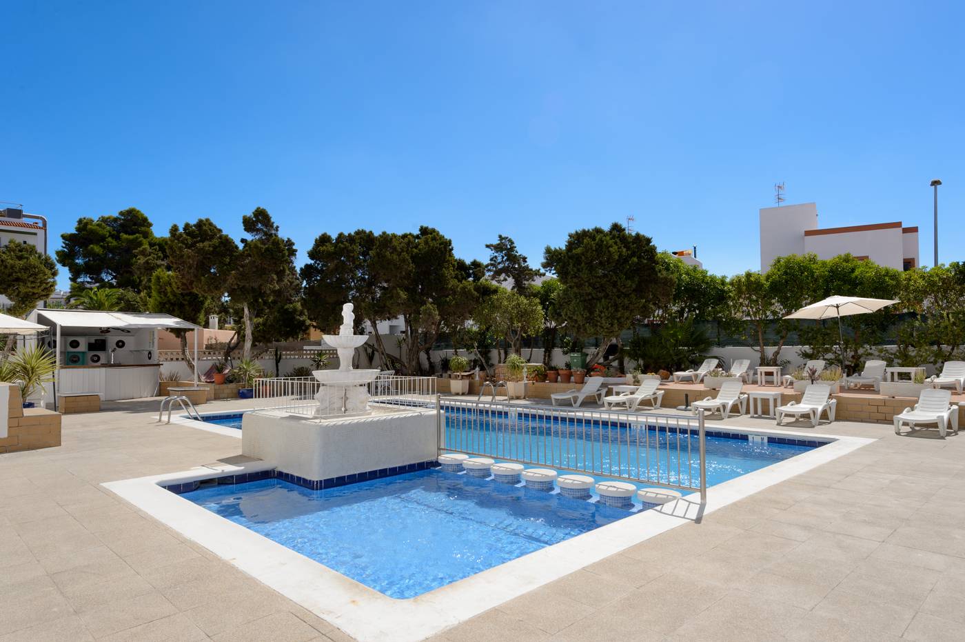 Apartamentos-San-Antonio-Beach-Pool-4