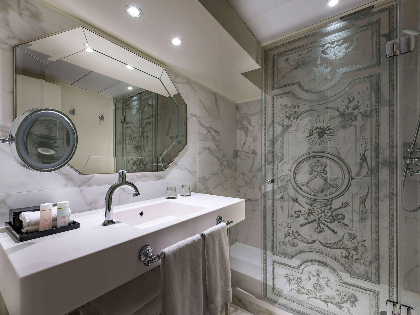 Le-Louis-Versailles-Chateau-Room-43