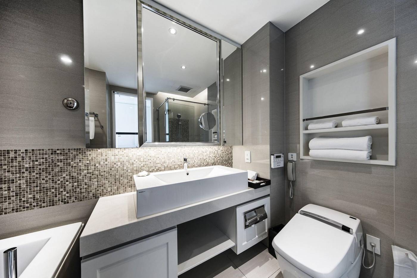 Grande-Centre-Point-Hotel-Terminal-21-Room-28