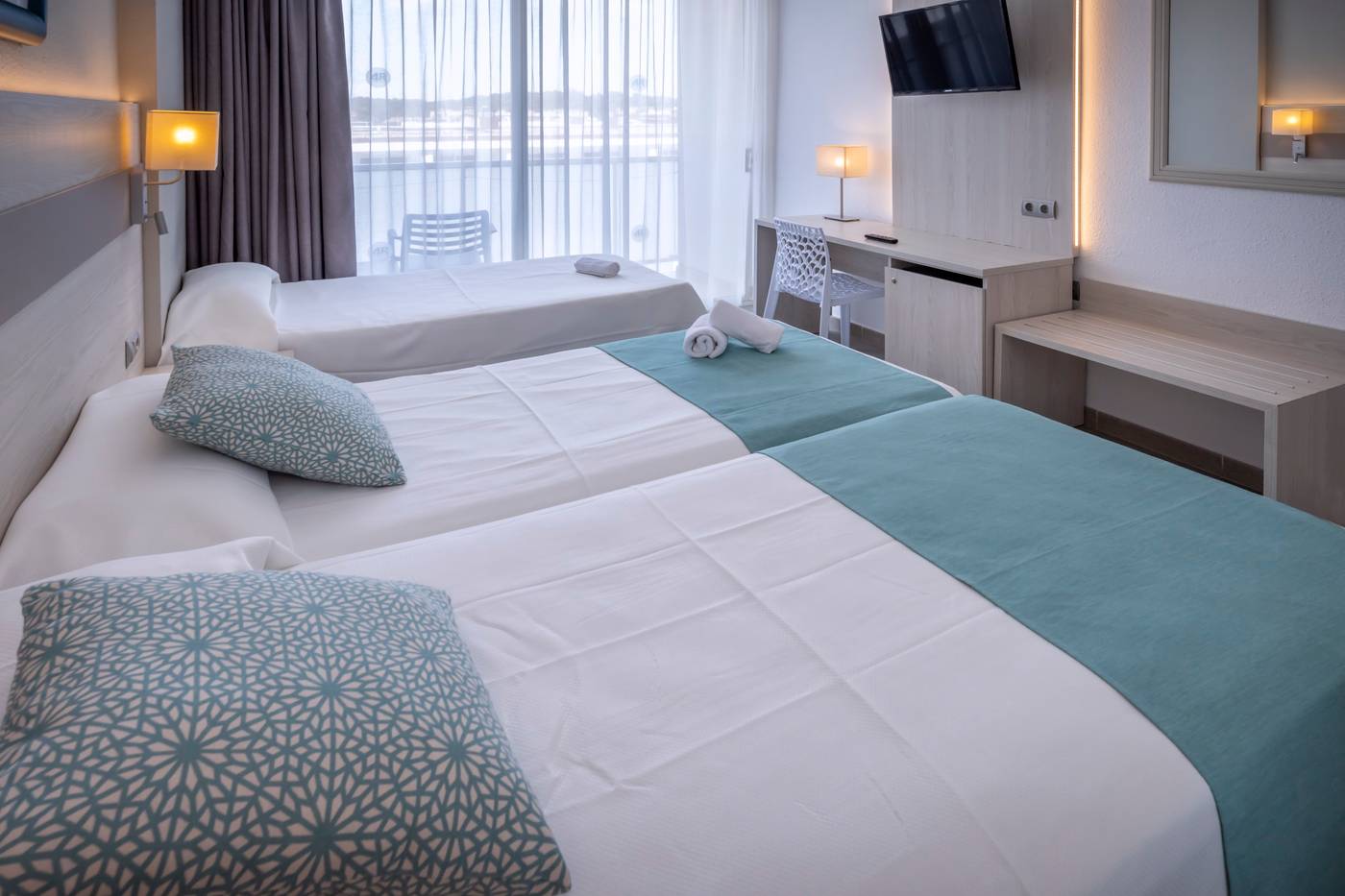 4R-Salou-Park-Resort-I-Room-23