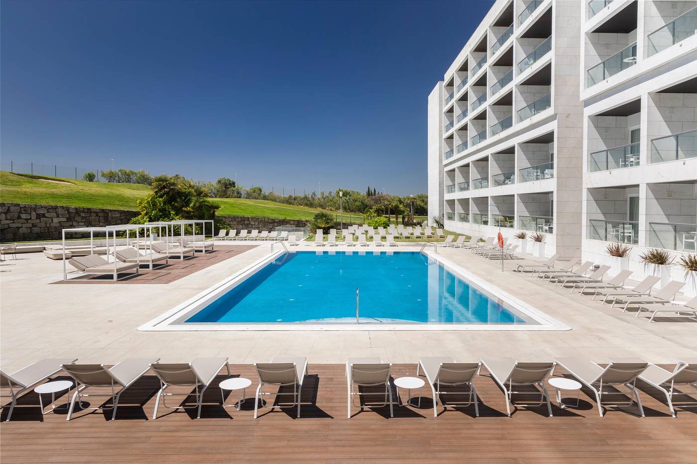 Crowne-Plaza-Caparica-Lisbon-Pool-12