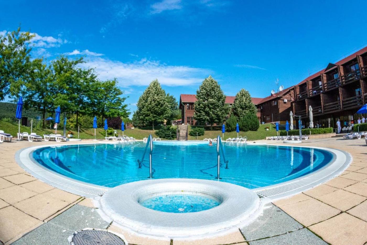 Petnehazy-Aparthotel-Pool-43