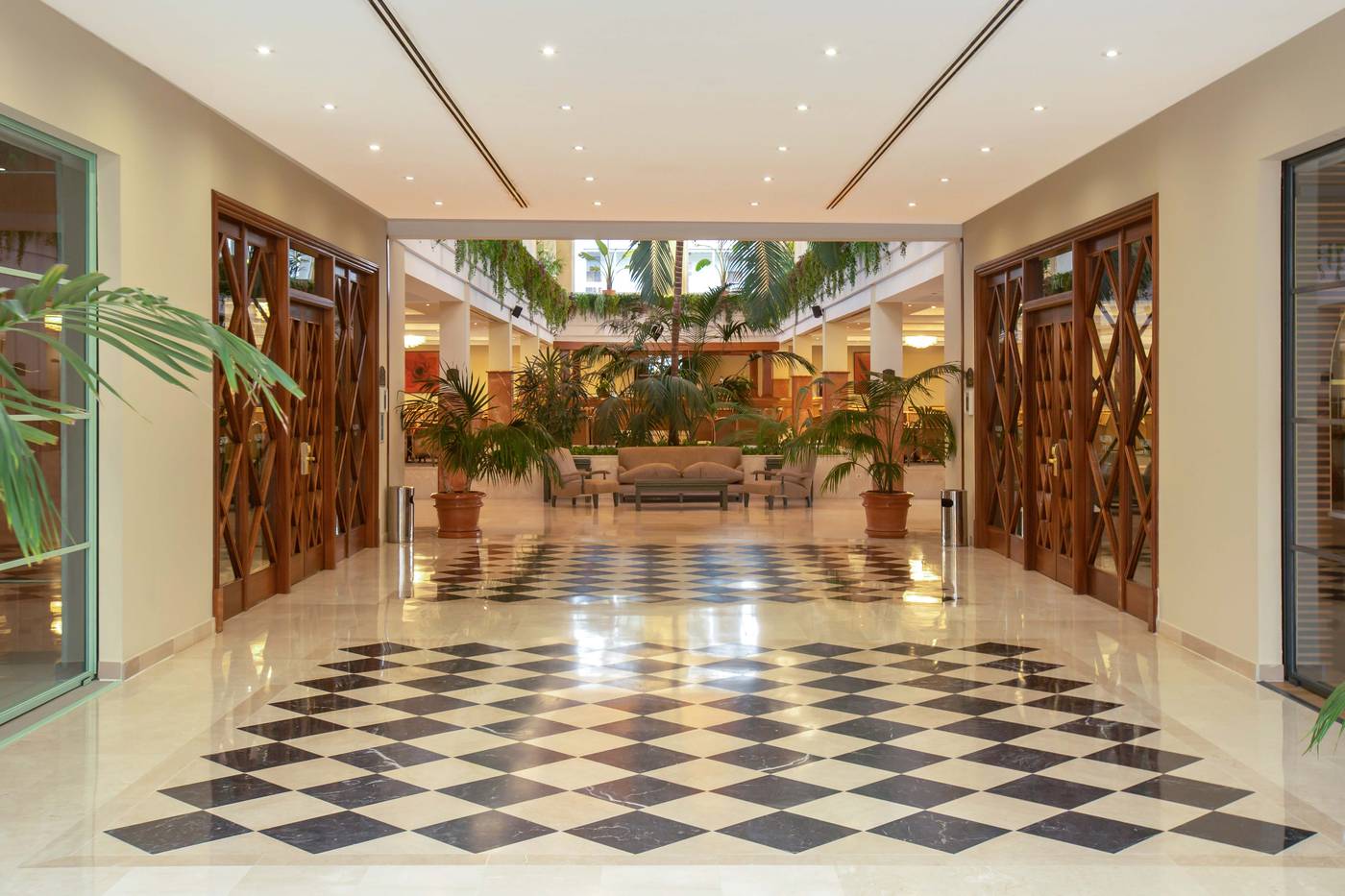 Valentin-Sancti-Petri-Lobby-55