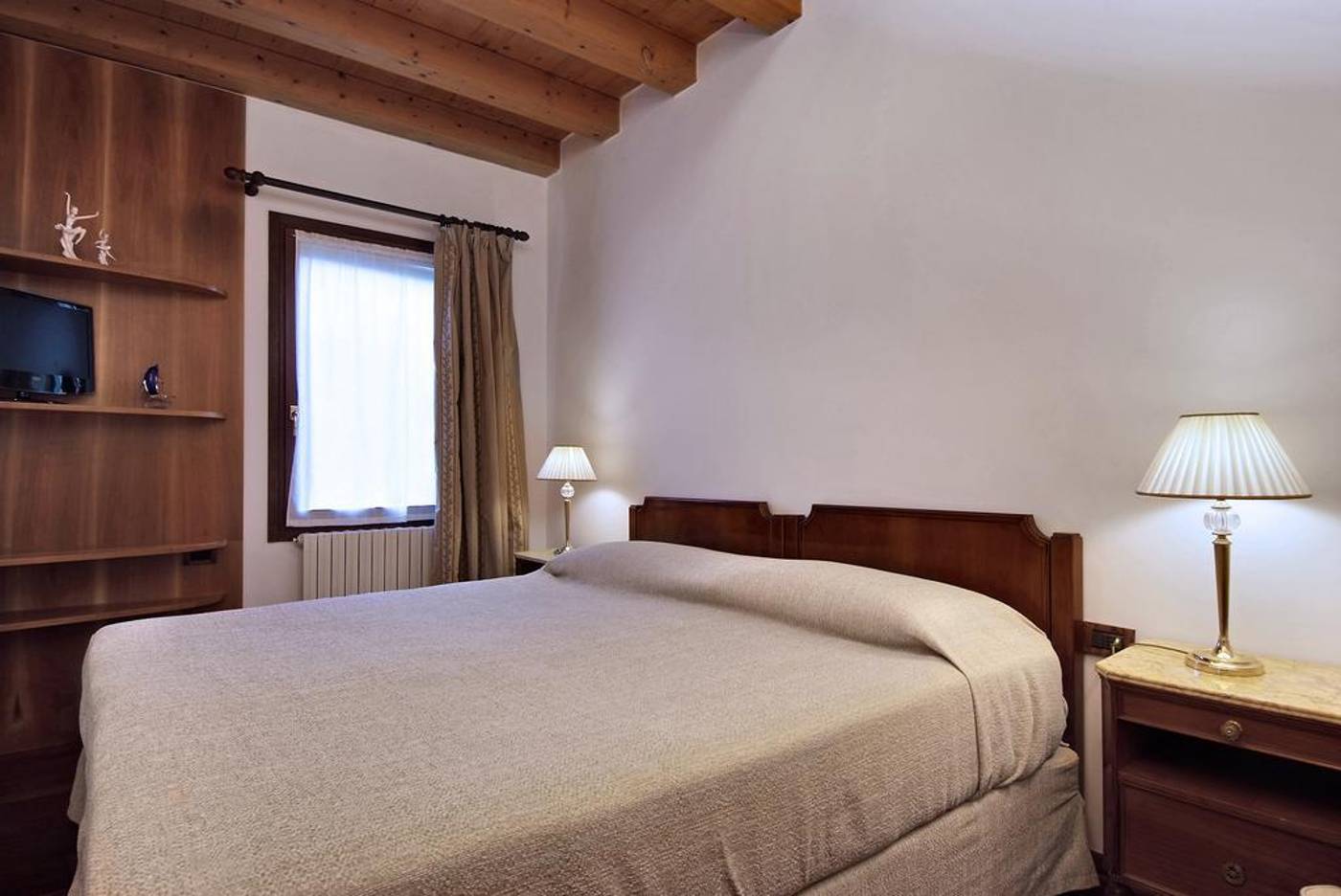 500-Bed---Breakfast-General-view-9