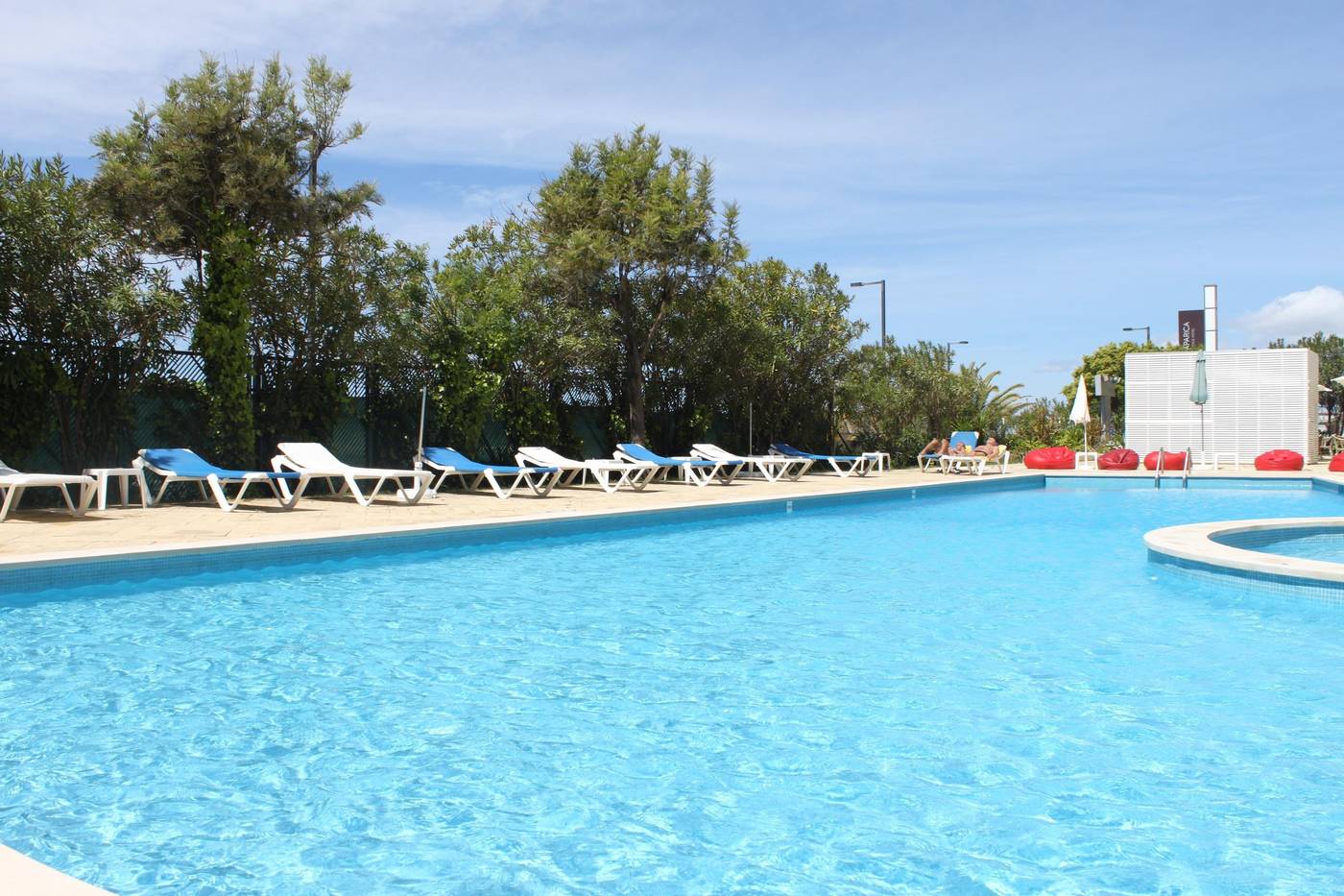 Tryp-Lisboa-Caparica-Mar-Hotel-Pool-52