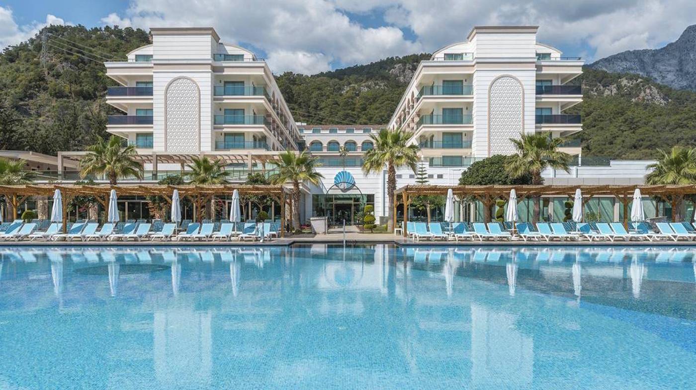 21.10.2025 dosinia_luxury_resort_main_building_front_view_main_pool