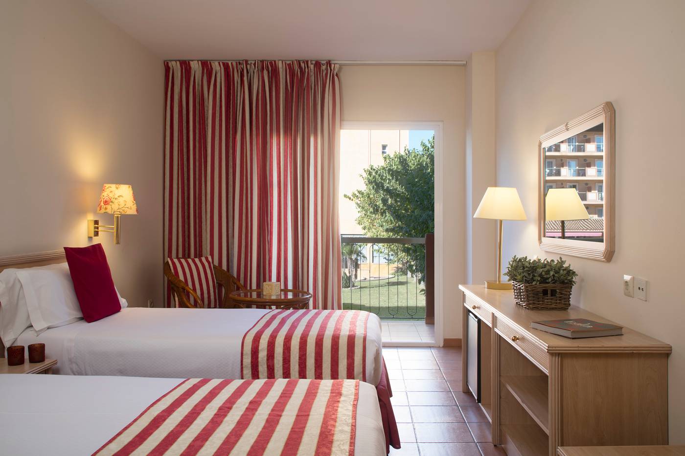 Luna-Club-Room-23