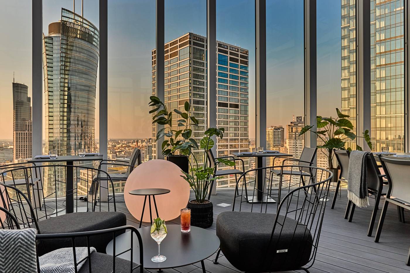 Holiday-Inn-Express-Warsaw---The-HUB-Bar-2