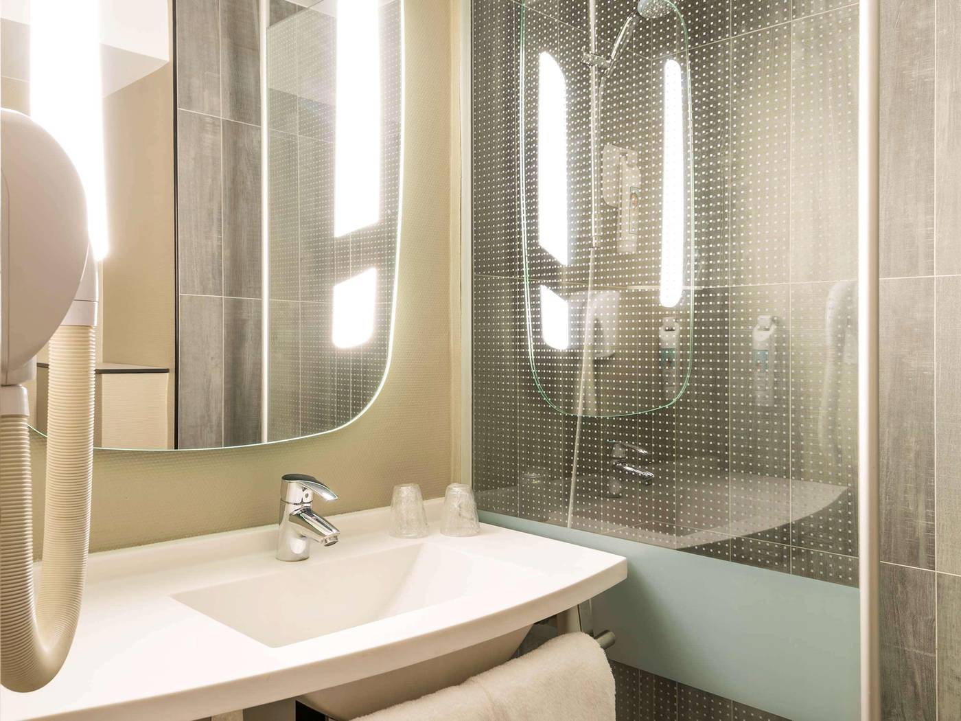 Ibis-Paris-Gare-du-Nord-Chateau-Landon-10th-Hotel-Room-26