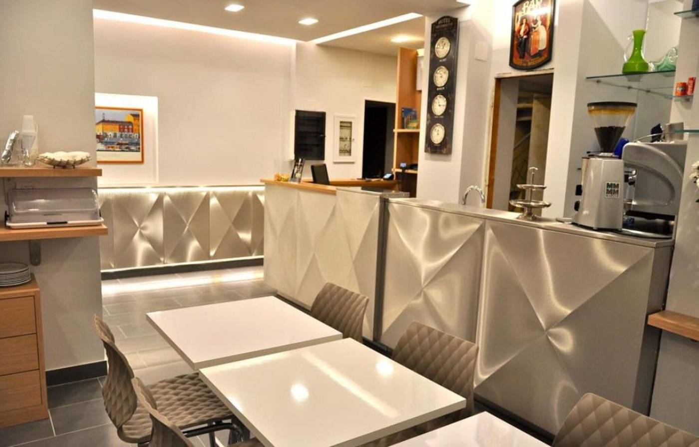 Hotel-Dover-Lobby-10