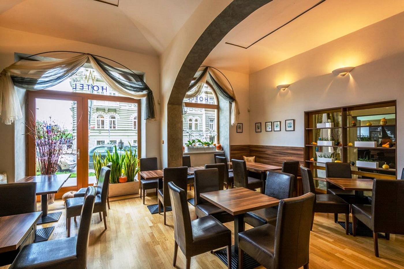 Superior-Hotel-Restaurant-10