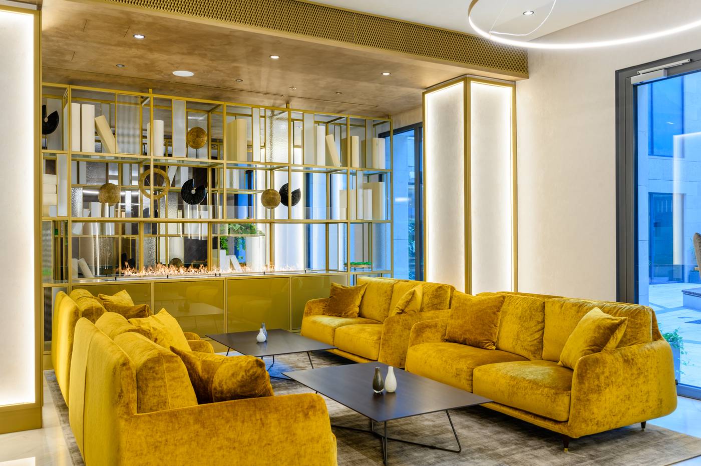 Hotel-Emerald---Suites-Lobby-14