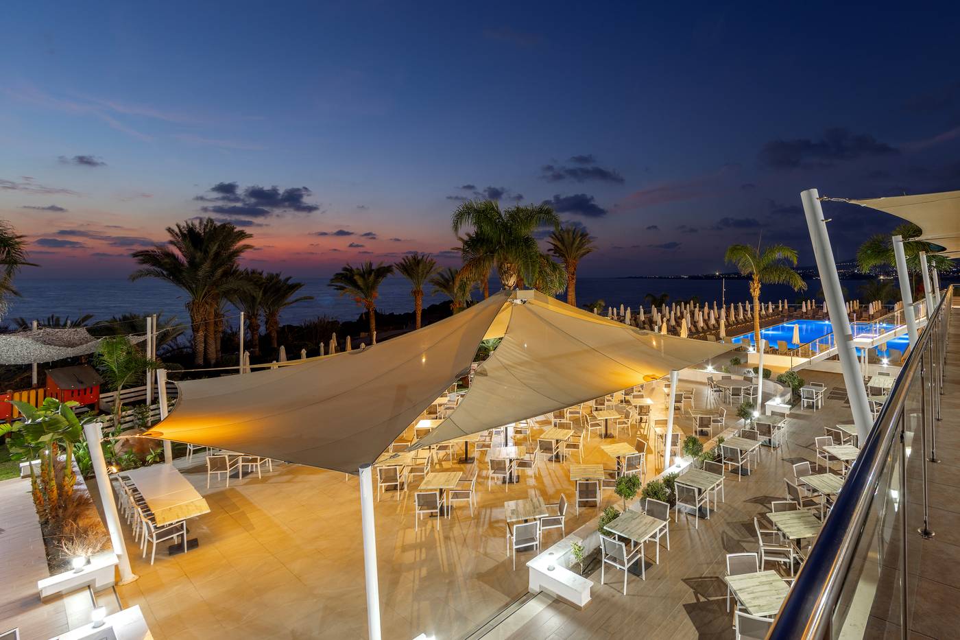 Queens-Bay-Hotel-Terrace-63