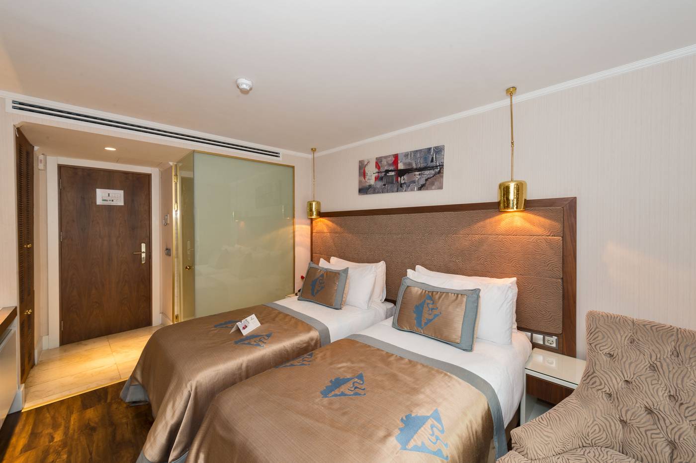 Darkmen-Hotel-Room-22