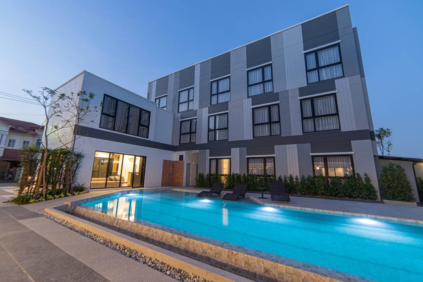 Gate43-Airport-Hotel-Pool-4