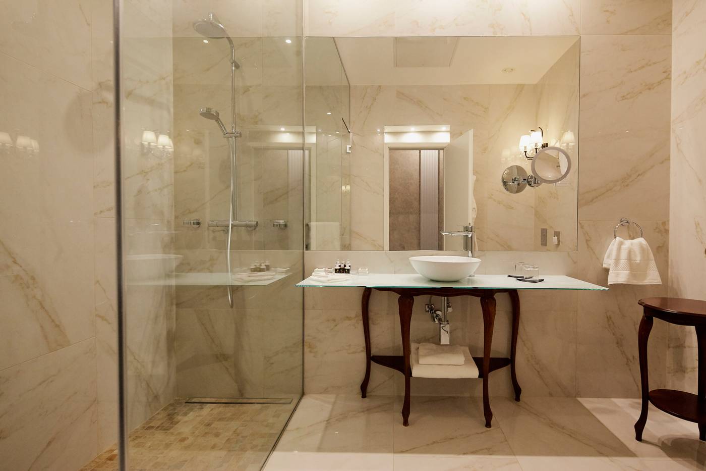 Mystery-Hotel-Budapest-Room-40