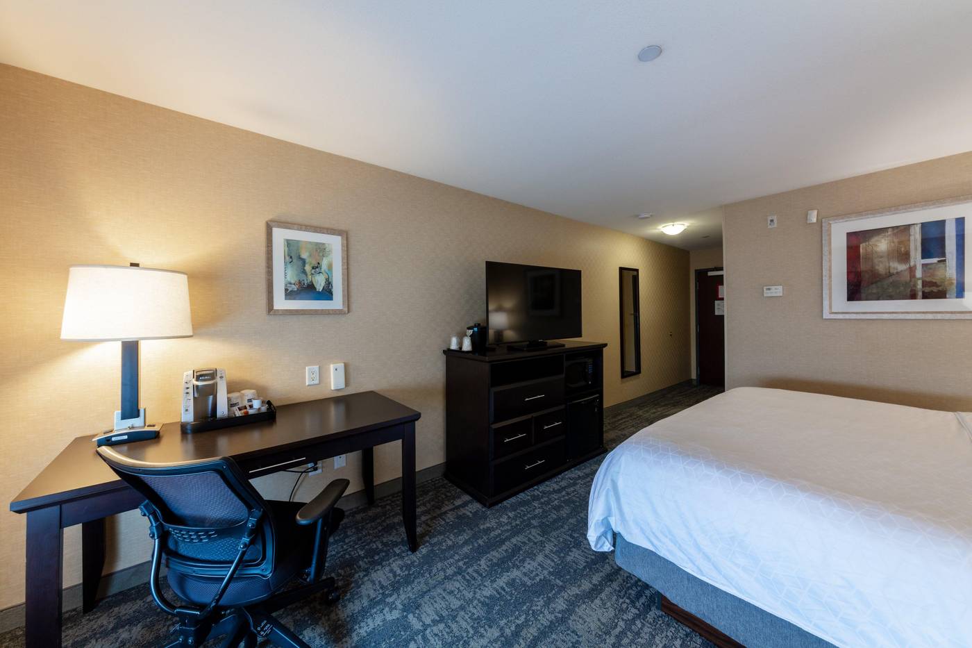 Holiday-Inn-Express---Suites-Riverport-Room-22