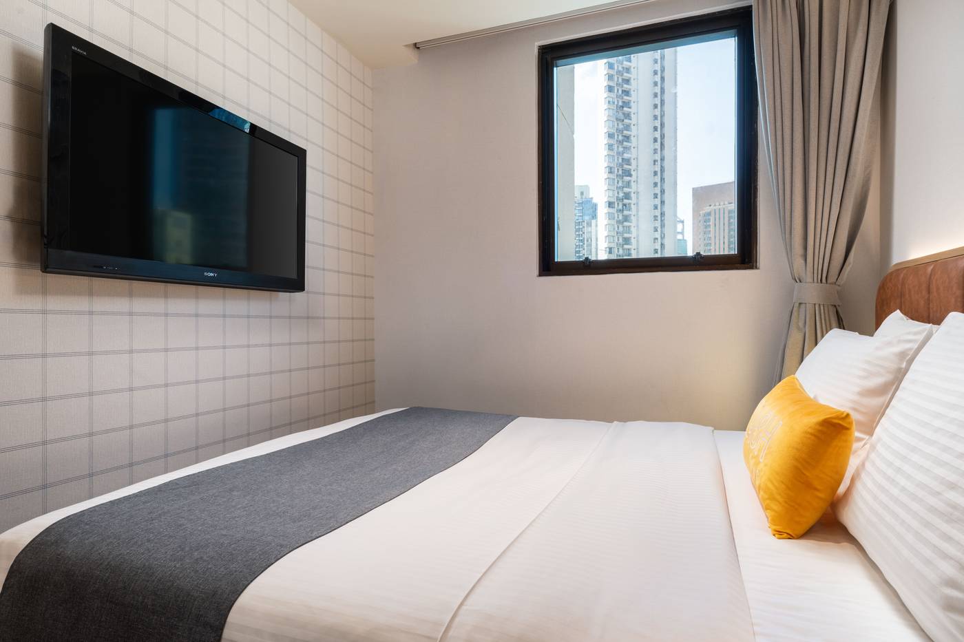 Dash-Living-on-Hollywood-Room-15