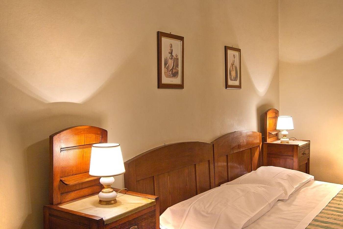 Villa-Fiorita-Room-8