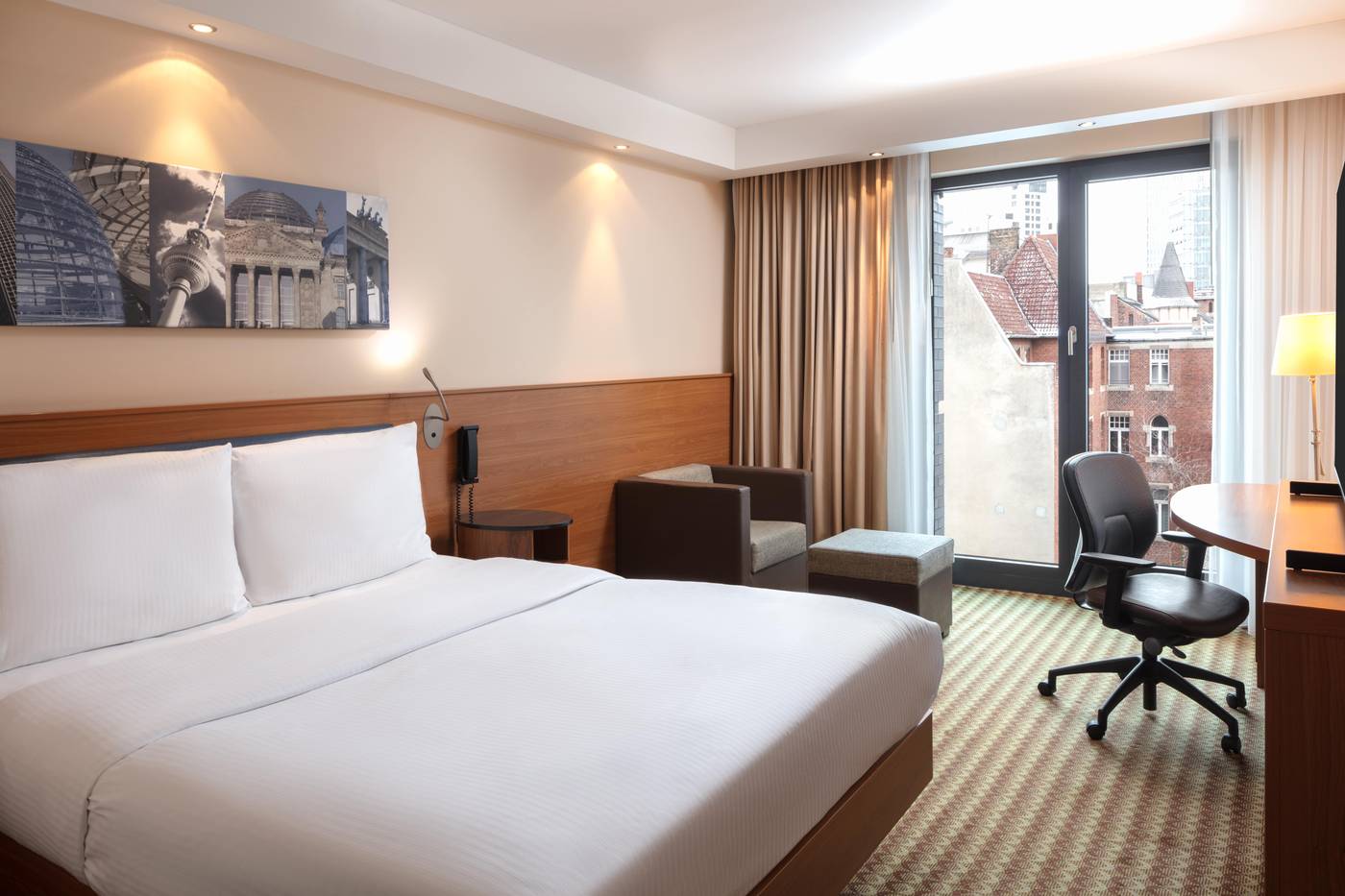 Hampton-By-Hilton-Berlin-City-West-Room-19