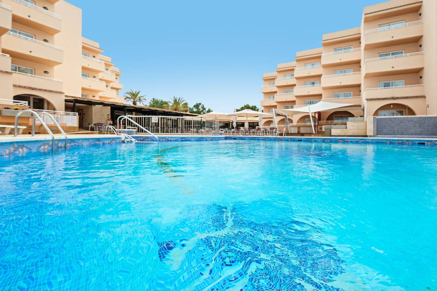 Rosamar-Aparthotel-All-Inclusive-Pool-7