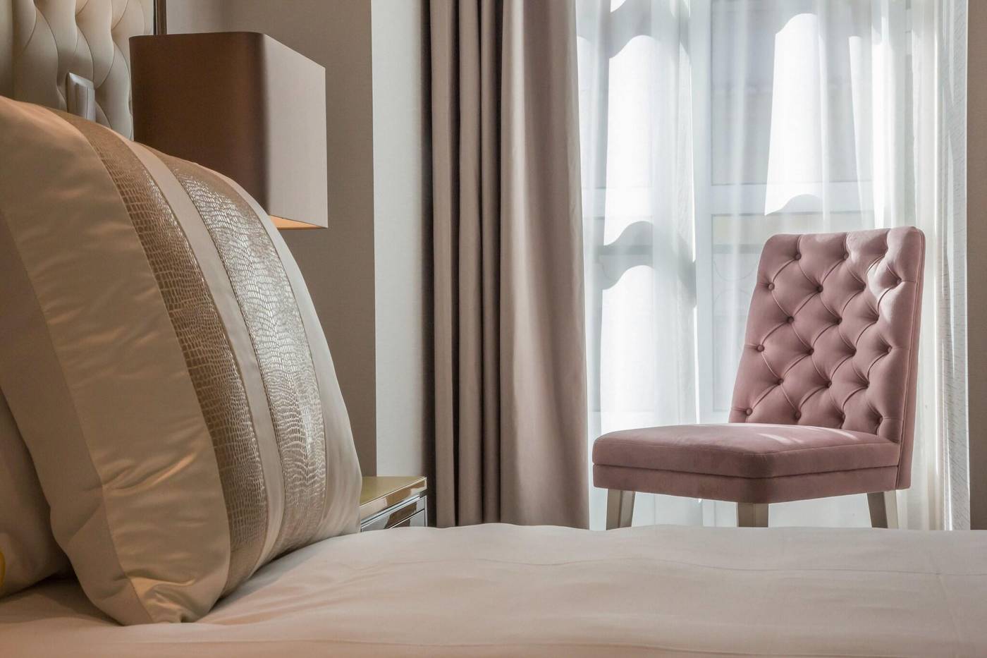 Meraprime-Gold-Design-Hotel-Room-32